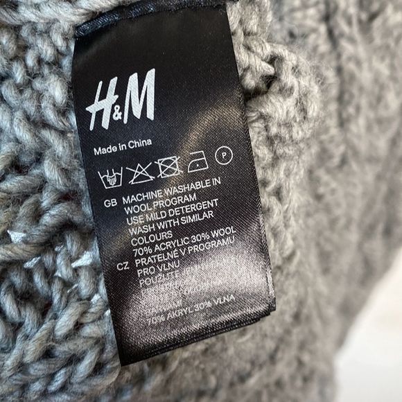 H&M acrylic wool cable knit scarf - Picture 3 of 3